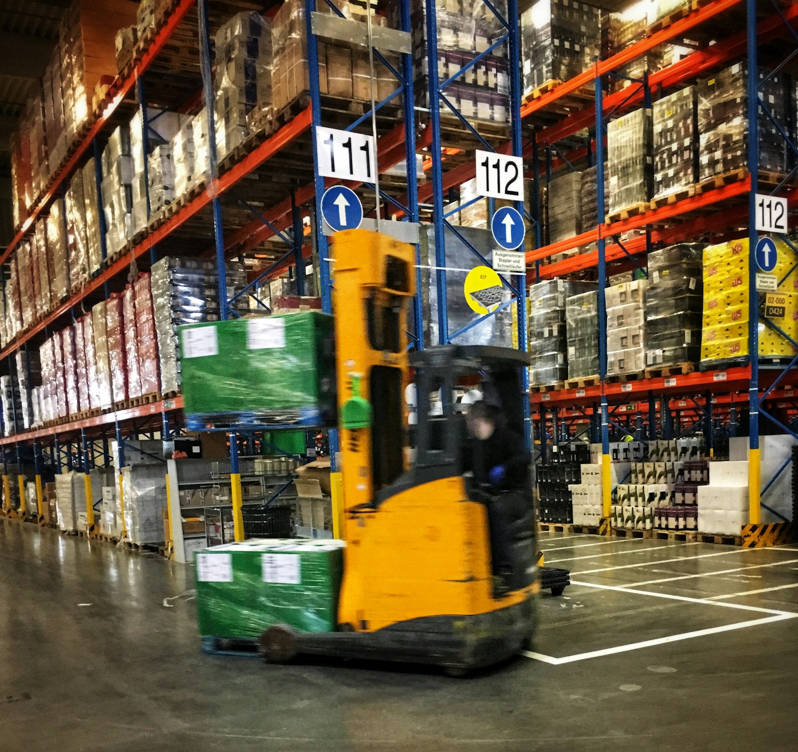 Heftruck in een magazijn met stellingen