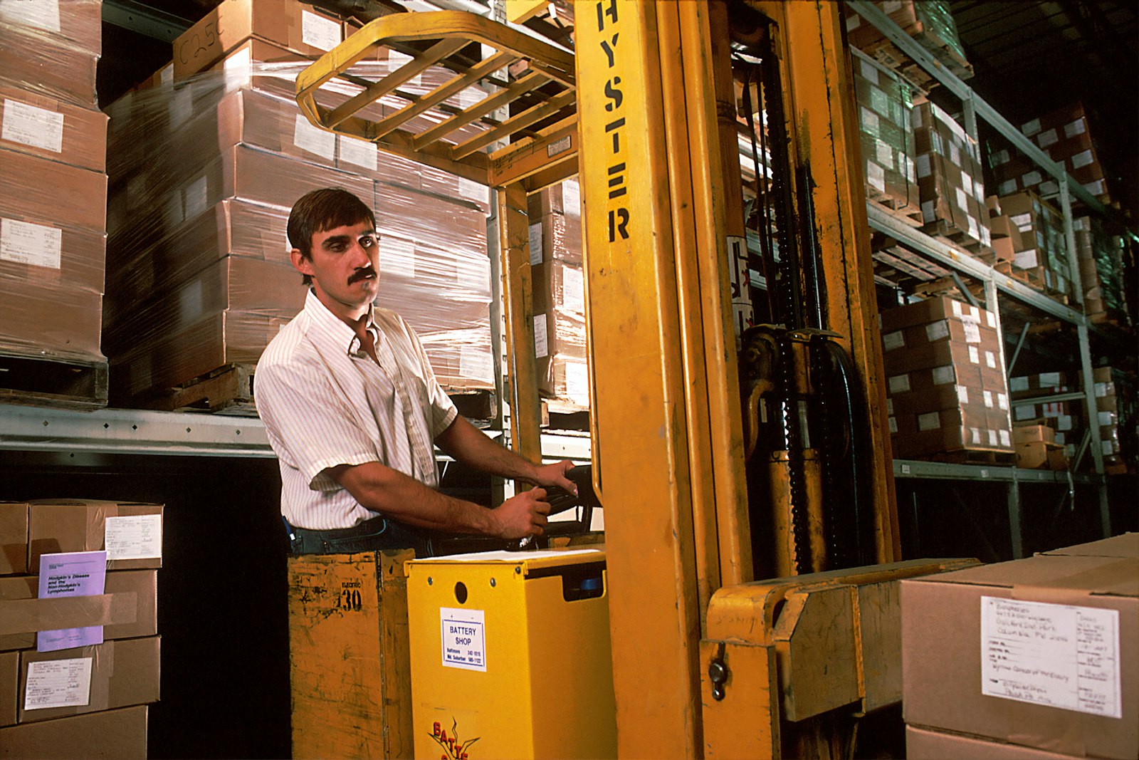 Heftruckchauffeur aan het werk in een magazijn