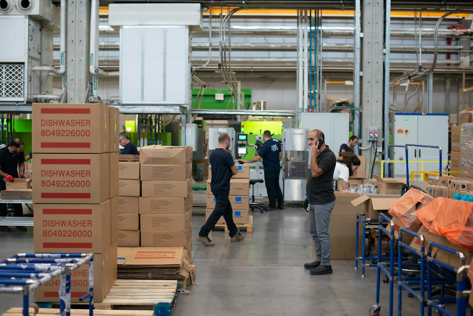 Medewerkers tussen dozen in een distributiecentrum