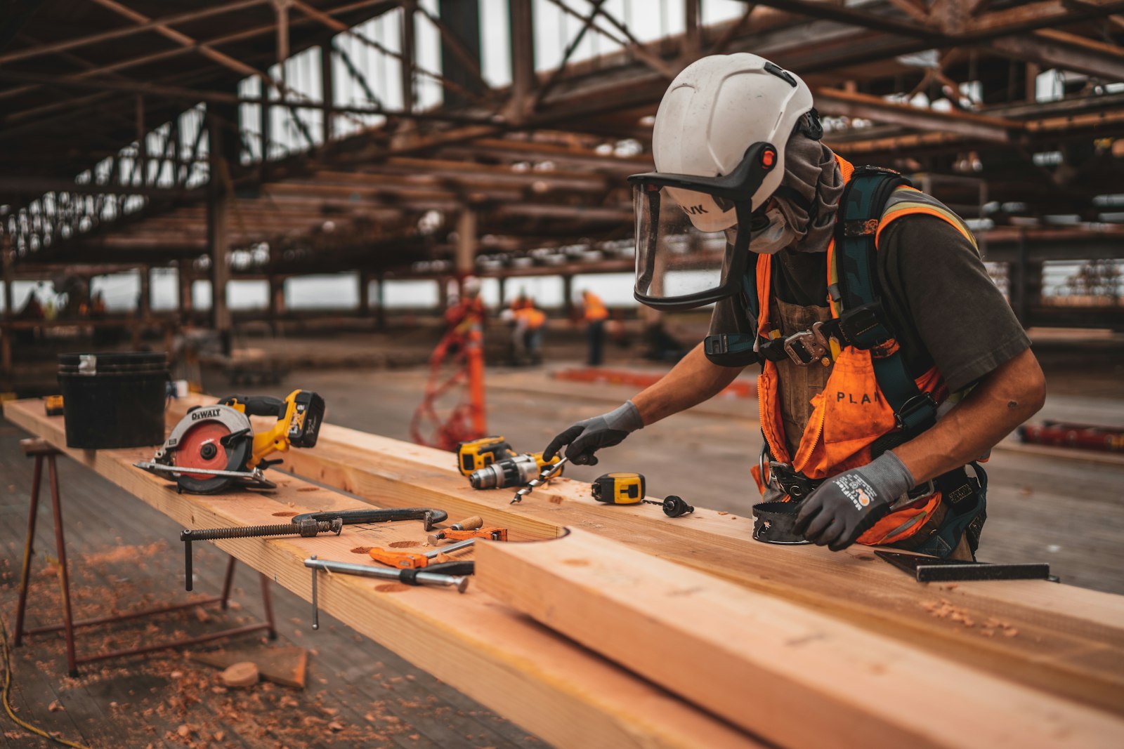 Vakman met helm aan het werk